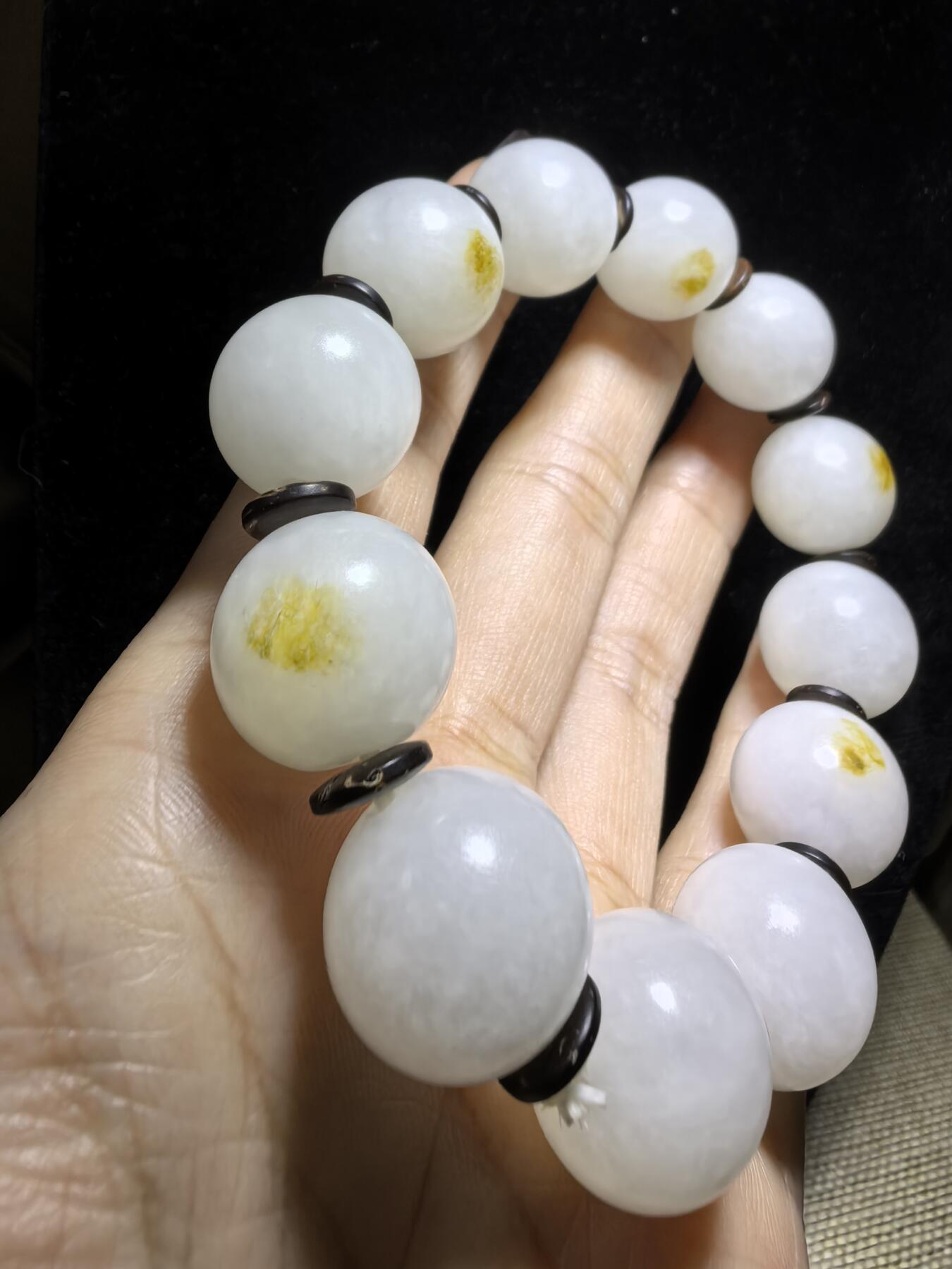 新疆和田玉脂白级男款佛珠手串，原皮原色，颗颗正圆，尺寸16mm克重:77.7一级脂白，微天然结构。自带国检证书。