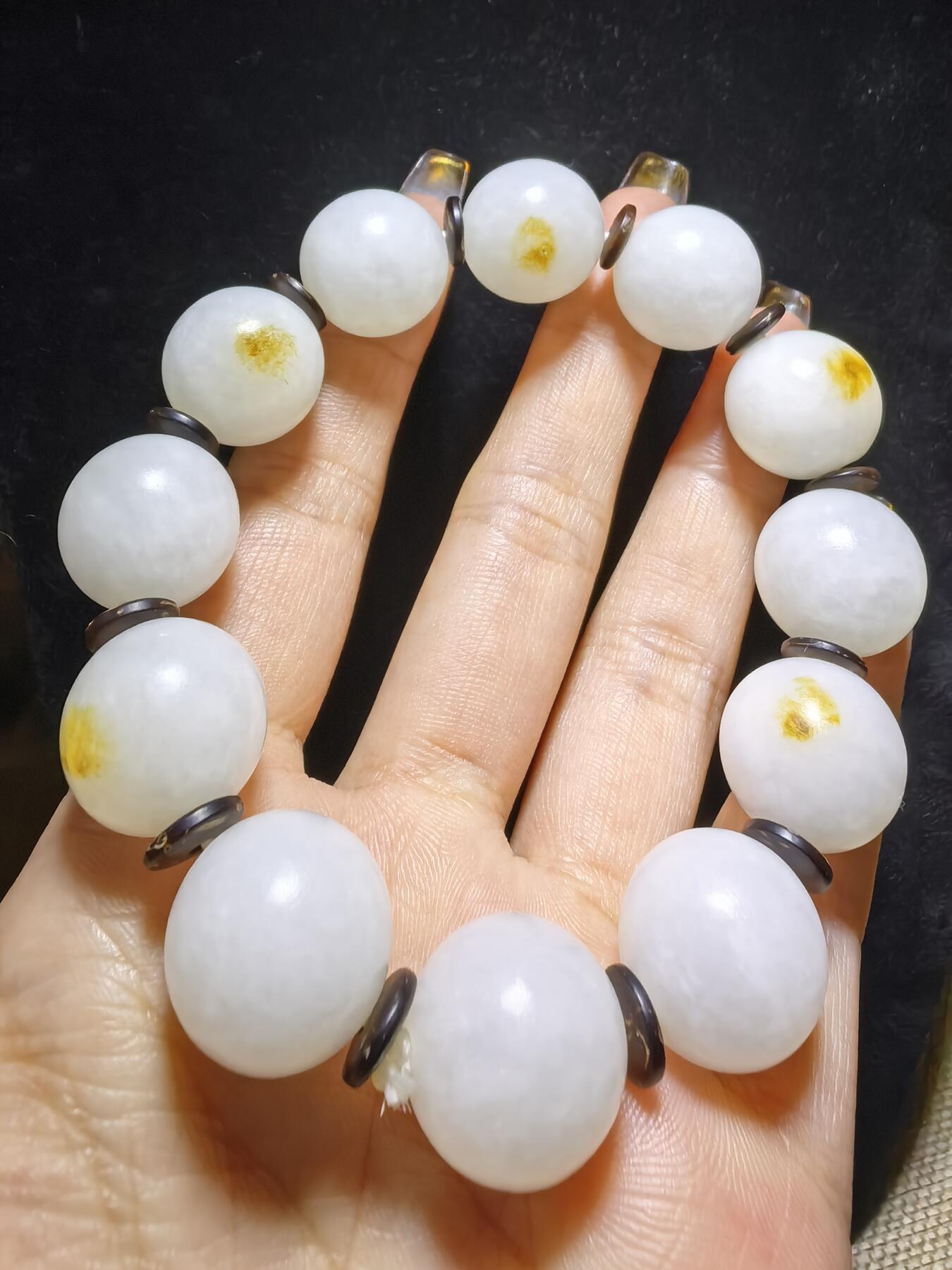 新疆和田玉脂白级男款佛珠手串，原皮原色，颗颗正圆，尺寸16mm克重:77.7一级脂白，微天然结构。自带国检证书。