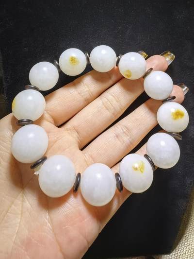 新疆和田玉脂白级男款佛珠手串，原皮原色，颗颗正圆，尺寸16mm克重:77.7一级脂白，微天然结构。自带国检证书。