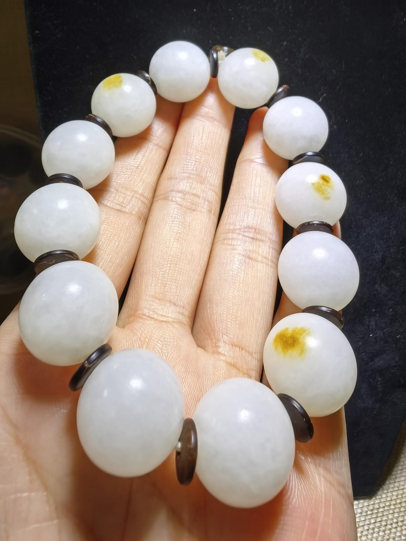 新疆和田玉脂白级男款佛珠手串，原皮原色，颗颗正圆，尺寸16mm克重:77.7一级脂白，微天然结构。自带国检证书。