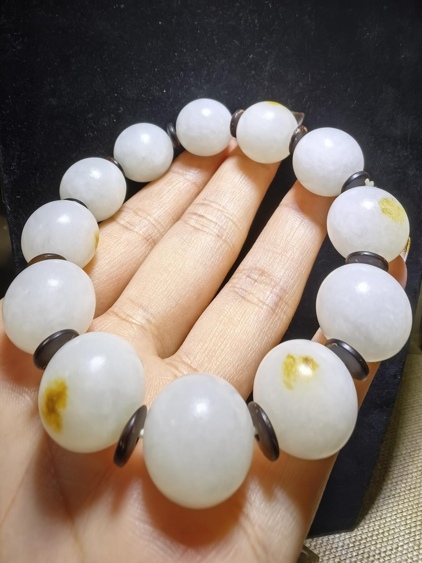 新疆和田玉脂白级男款佛珠手串，原皮原色，颗颗正圆，尺寸16mm克重:77.7一级脂白，微天然结构。自带国检证书。