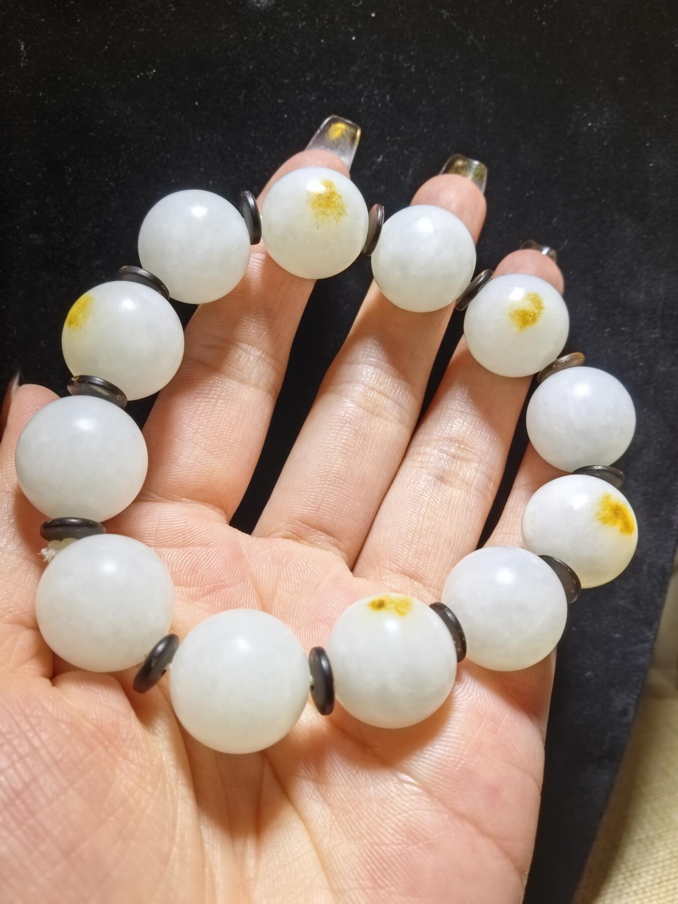 新疆和田玉脂白级男款佛珠手串，原皮原色，颗颗正圆，尺寸16mm克重:77.7一级脂白，微天然结构。自带国检证书。