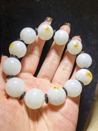 新疆和田玉脂白级男款佛珠手串，原皮原色，颗颗正圆，尺寸16mm克重:77.7一级脂白，微天然结构。自带国检证书。