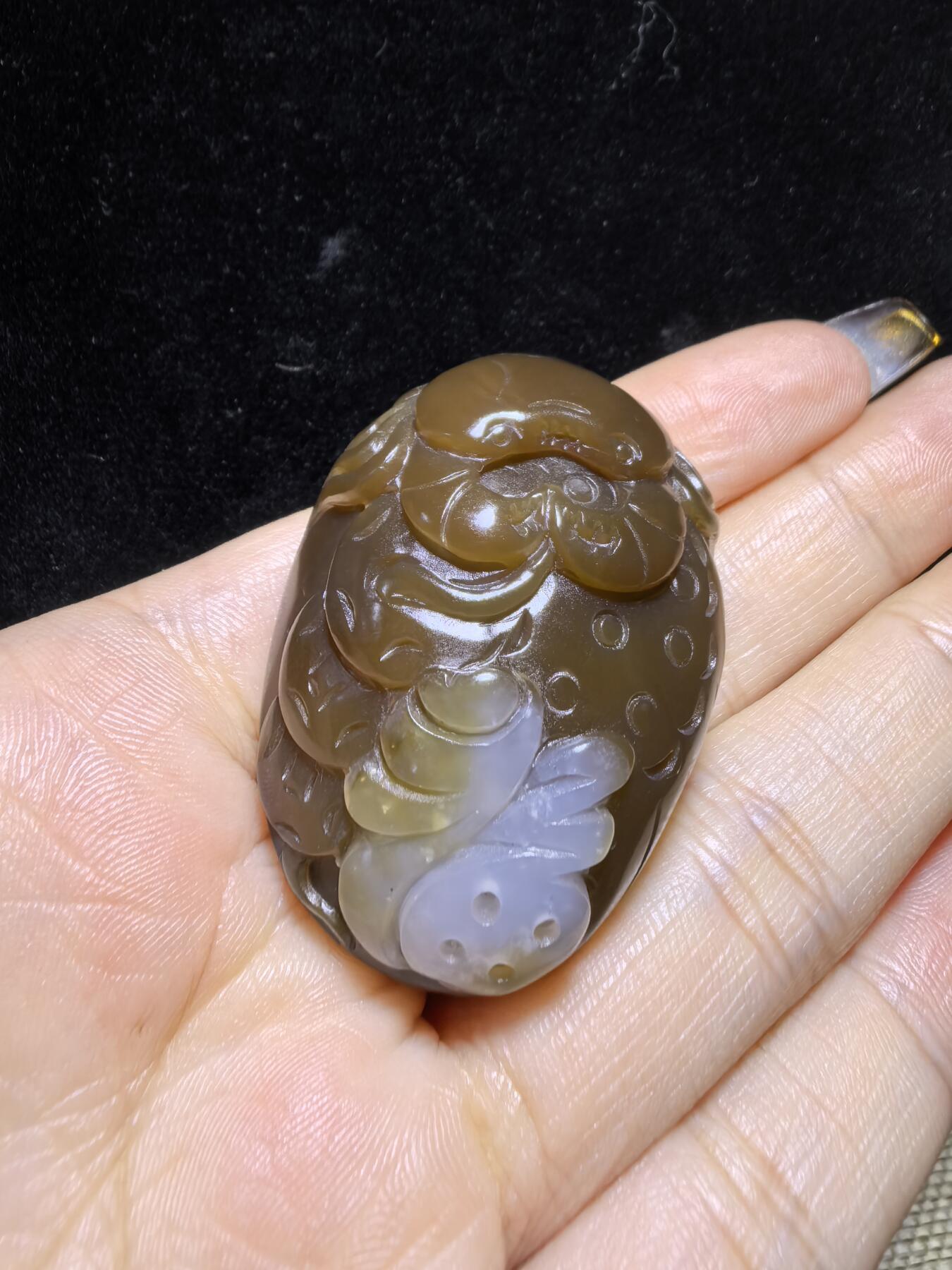 新疆和田且末糖料教科书级，八方来财，福气满满吊坠挂件项链男女款，玉质细腻，油润十足，俏色巧雕过渡自然。自带国检证书。尺寸：4.4cm*3.2cm*1.9cm克重：41.3g