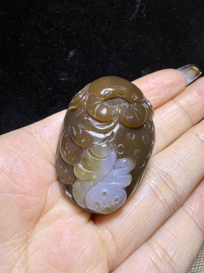 新疆和田且末糖料教科书级，八方来财，福气满满吊坠挂件项链男女款，玉质细腻，油润十足，俏色巧雕过渡自然。自带国检证书。尺寸：4.4cm*3.2cm*1.9cm克重：41.3g