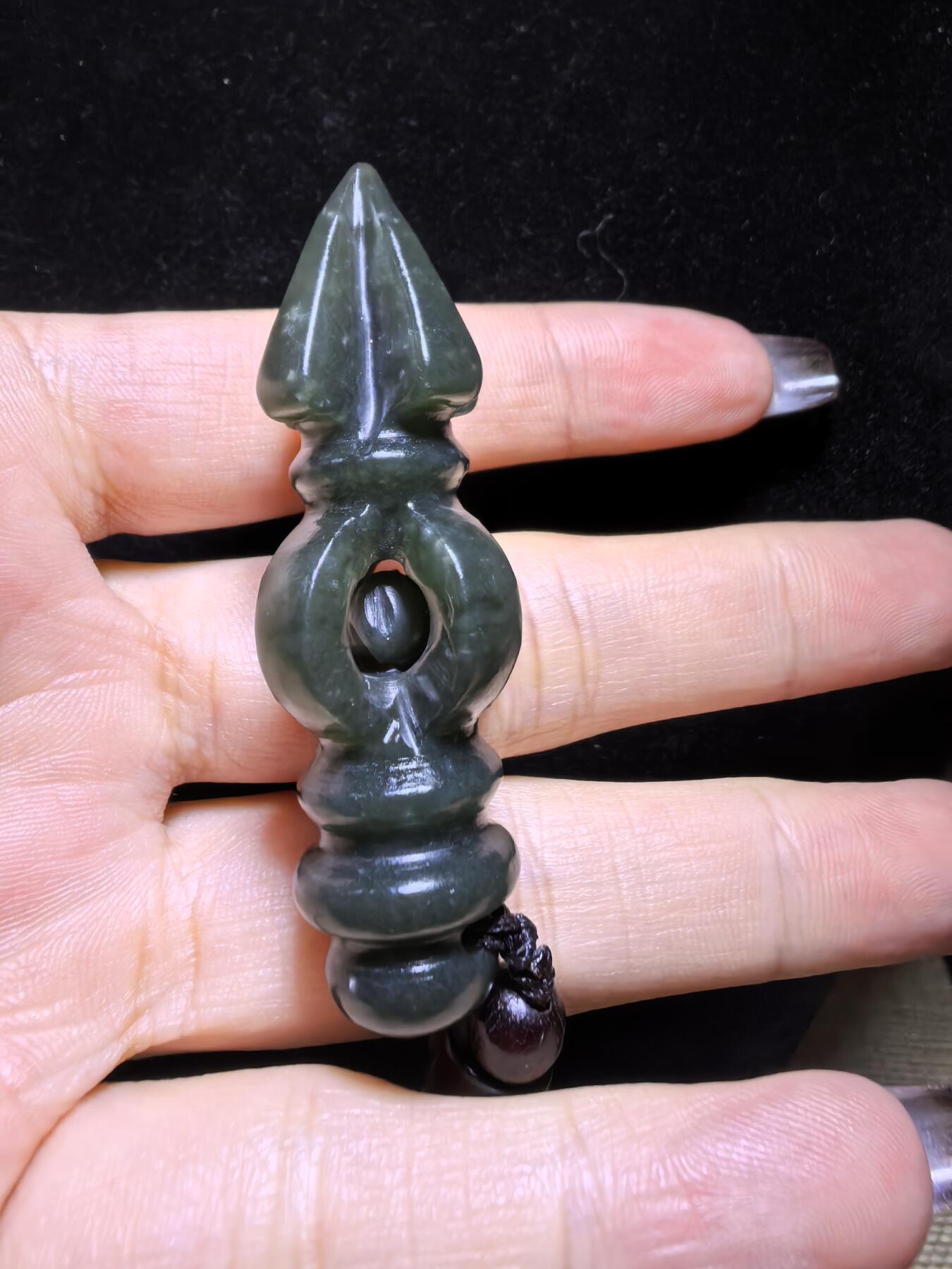 和田青玉降魔杵吊坠挂件项链男女款。玉质结构致密，温润细腻，脂粉足无杂无水线，纯手工(可见手工留刀痕)半镂空雕刻，内置转运珠可转动。尺寸：5.7cm*2.0cm克重：18.8g