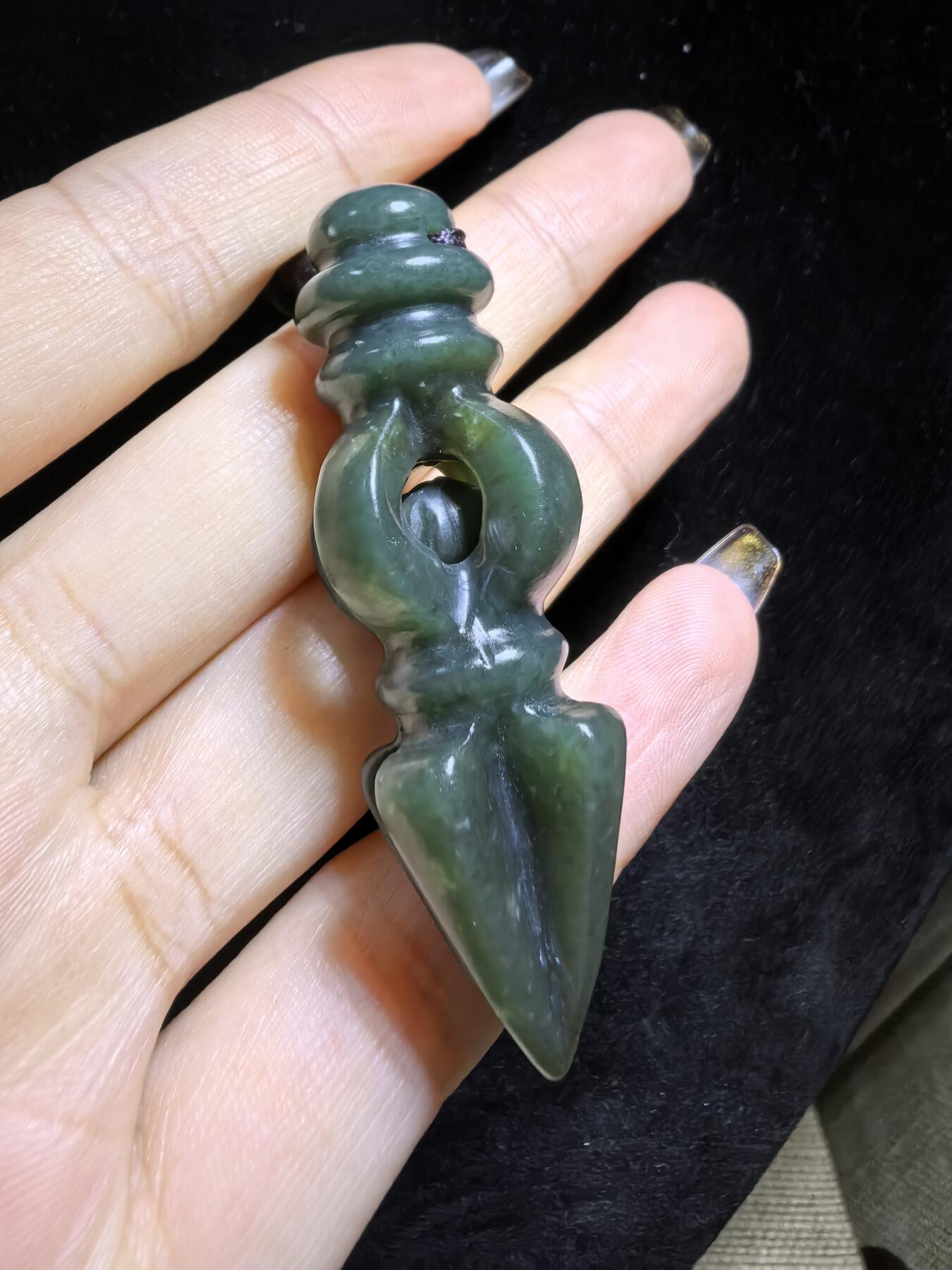 和田青玉降魔杵吊坠挂件项链男女款。玉质结构致密，温润细腻，脂粉足无杂无水线，纯手工(可见手工留刀痕)半镂空雕刻，内置转运珠可转动。尺寸：5.7cm*2.0cm克重：18.8g