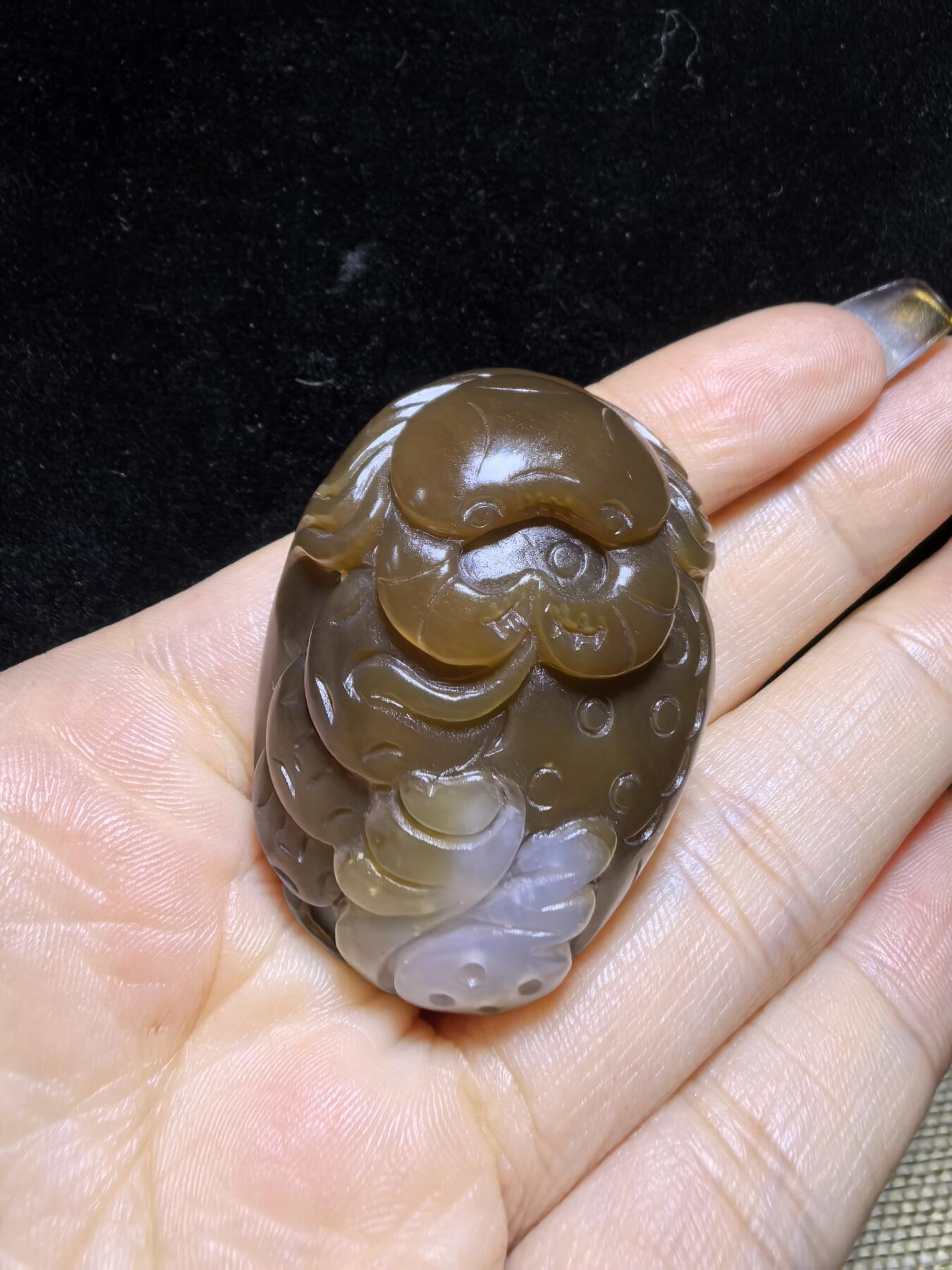 新疆和田且末糖料教科书级，八方来财，福气满满吊坠挂件项链男女款，玉质细腻，油润十足，俏色巧雕过渡自然。自带国检证书。尺寸：4.4cm*3.2cm*1.9cm克重：41.3g