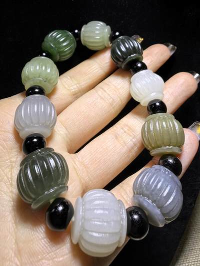 新疆和田玉多宝灯笼手串男款，精雕细刻寓意吉祥好运，材质纯天然为:碧玉、青玉、白玉、墨玉、鸭蛋青等！尺寸:1.5cm*1.6cm克重：65.3g
