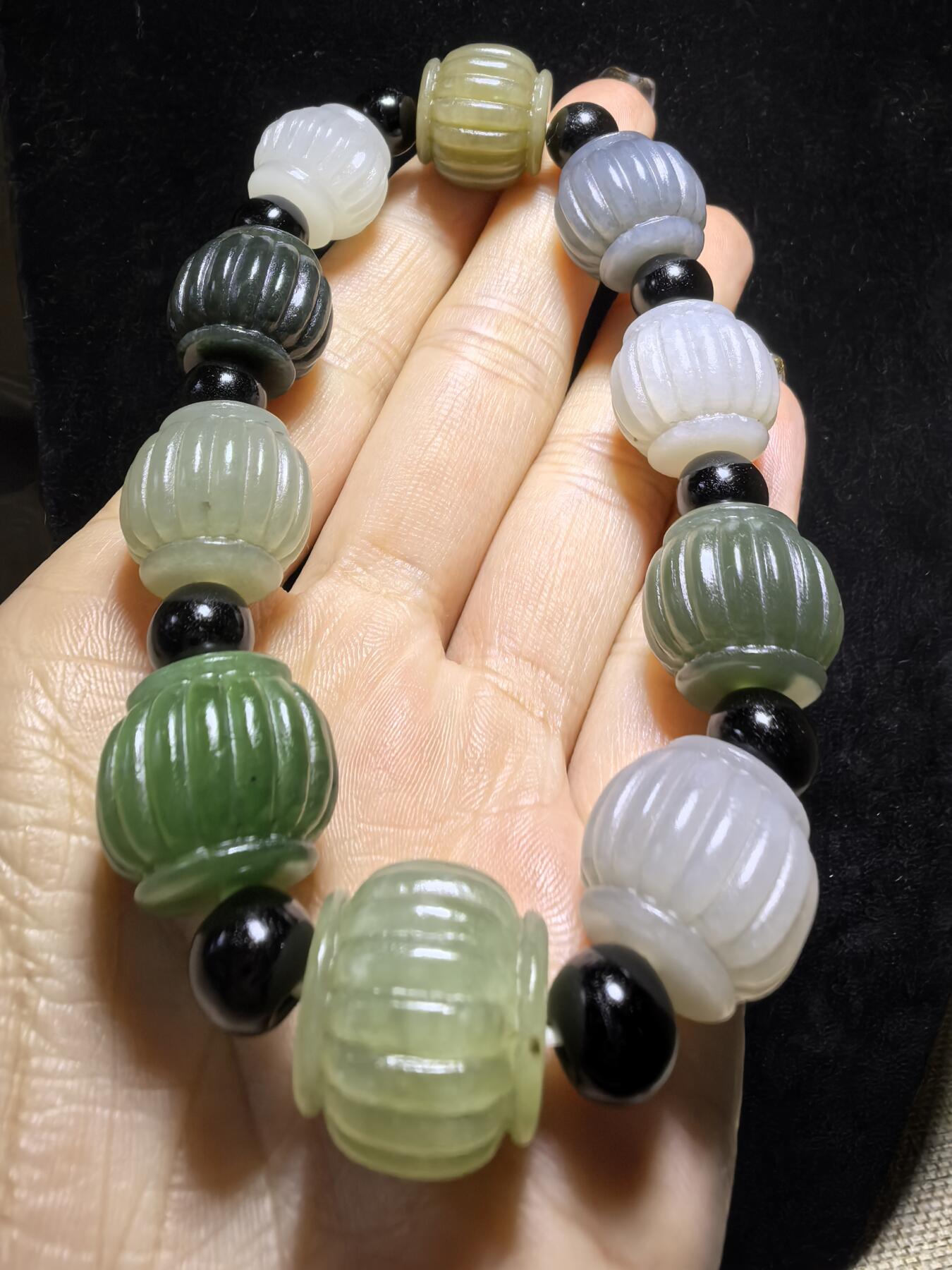 新疆和田玉多宝灯笼手串男款，精雕细刻寓意吉祥好运，材质纯天然为:碧玉、青玉、白玉、墨玉、鸭蛋青等！尺寸:1.5cm*1.6cm克重：65.3g