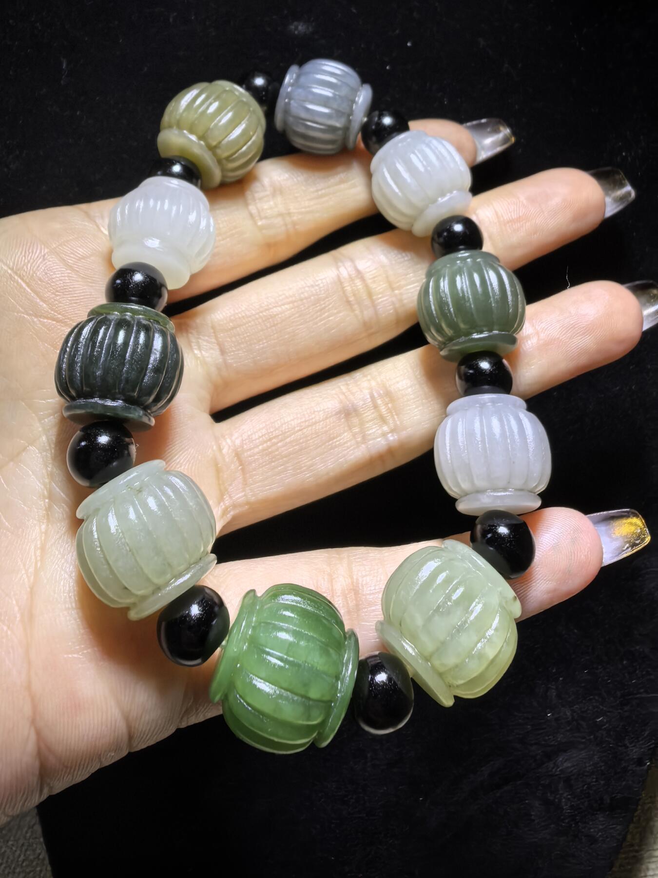 新疆和田玉多宝灯笼手串男款，精雕细刻寓意吉祥好运，材质纯天然为:碧玉、青玉、白玉、墨玉、鸭蛋青等！尺寸:1.5cm*1.6cm克重：65.3g