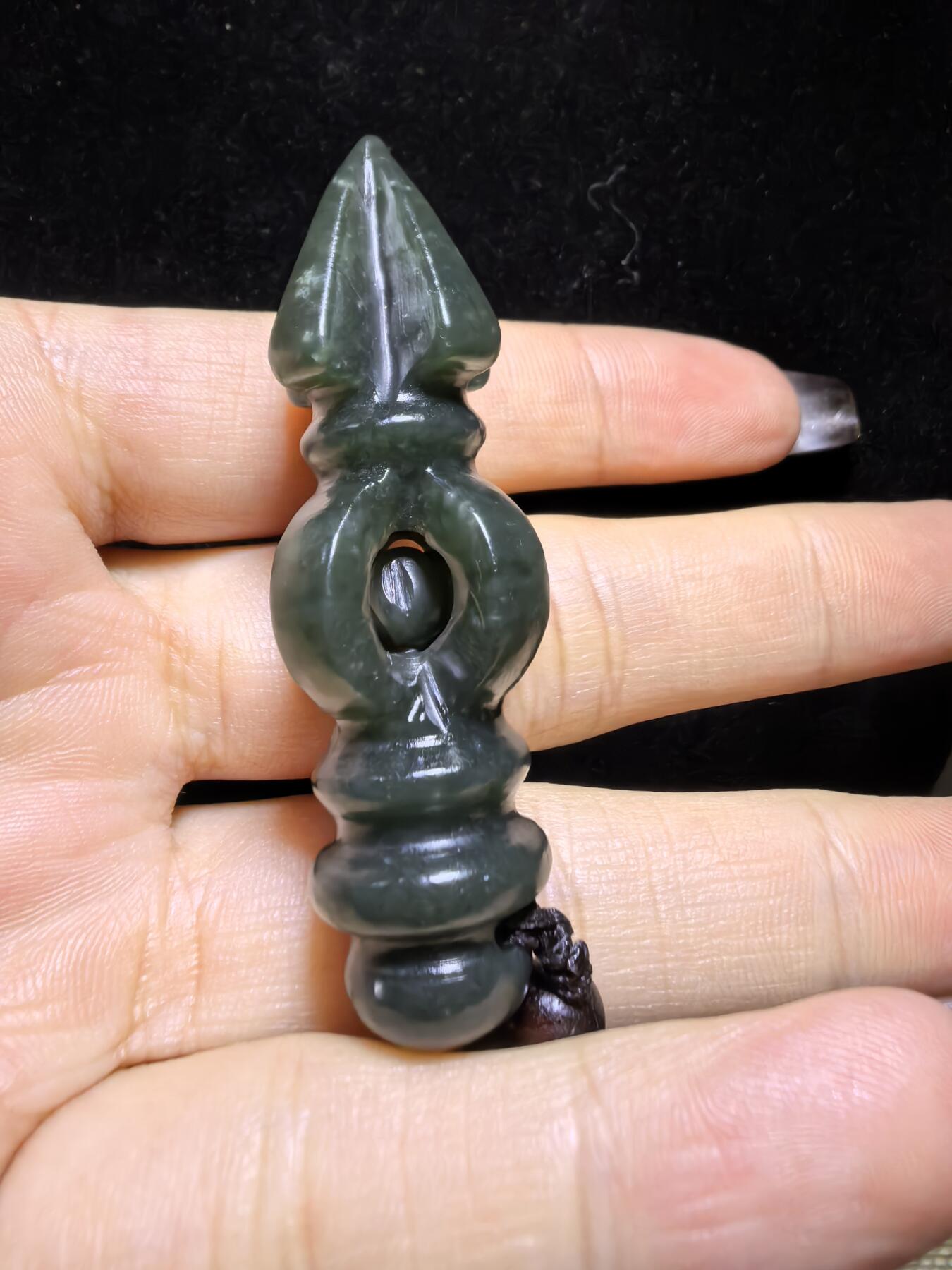 和田青玉降魔杵吊坠挂件项链男女款。玉质结构致密，温润细腻，脂粉足无杂无水线，纯手工(可见手工留刀痕)半镂空雕刻，内置转运珠可转动。尺寸：5.7cm*2.0cm克重：18.8g