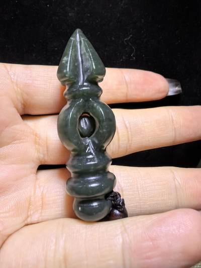 和田青玉降魔杵吊坠挂件项链男女款。玉质结构致密，温润细腻，脂粉足无杂无水线，纯手工(可见手工留刀痕)半镂空雕刻，内置转运珠可转动。尺寸：5.7cm*2.0cm克重：18.8g