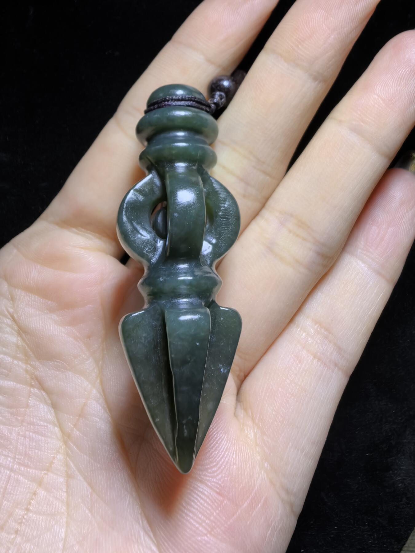 和田青玉降魔杵吊坠挂件项链男女款。玉质结构致密，温润细腻，脂粉足无杂无水线，纯手工(可见手工留刀痕)半镂空雕刻，内置转运珠可转动。尺寸：5.7cm*2.0cm克重：18.8g