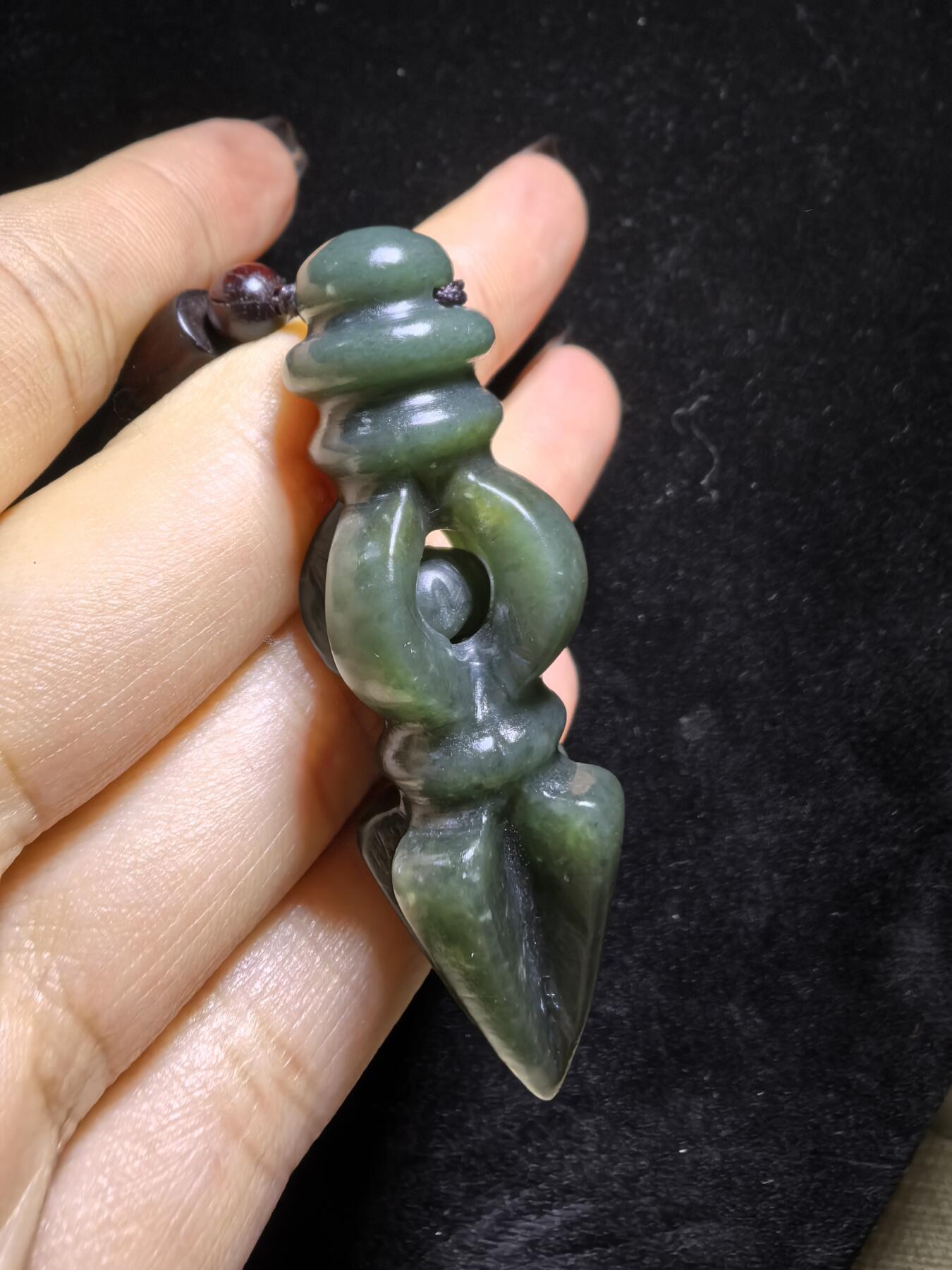 和田青玉降魔杵吊坠挂件项链男女款。玉质结构致密，温润细腻，脂粉足无杂无水线，纯手工(可见手工留刀痕)半镂空雕刻，内置转运珠可转动。尺寸：5.7cm*2.0cm克重：18.8g