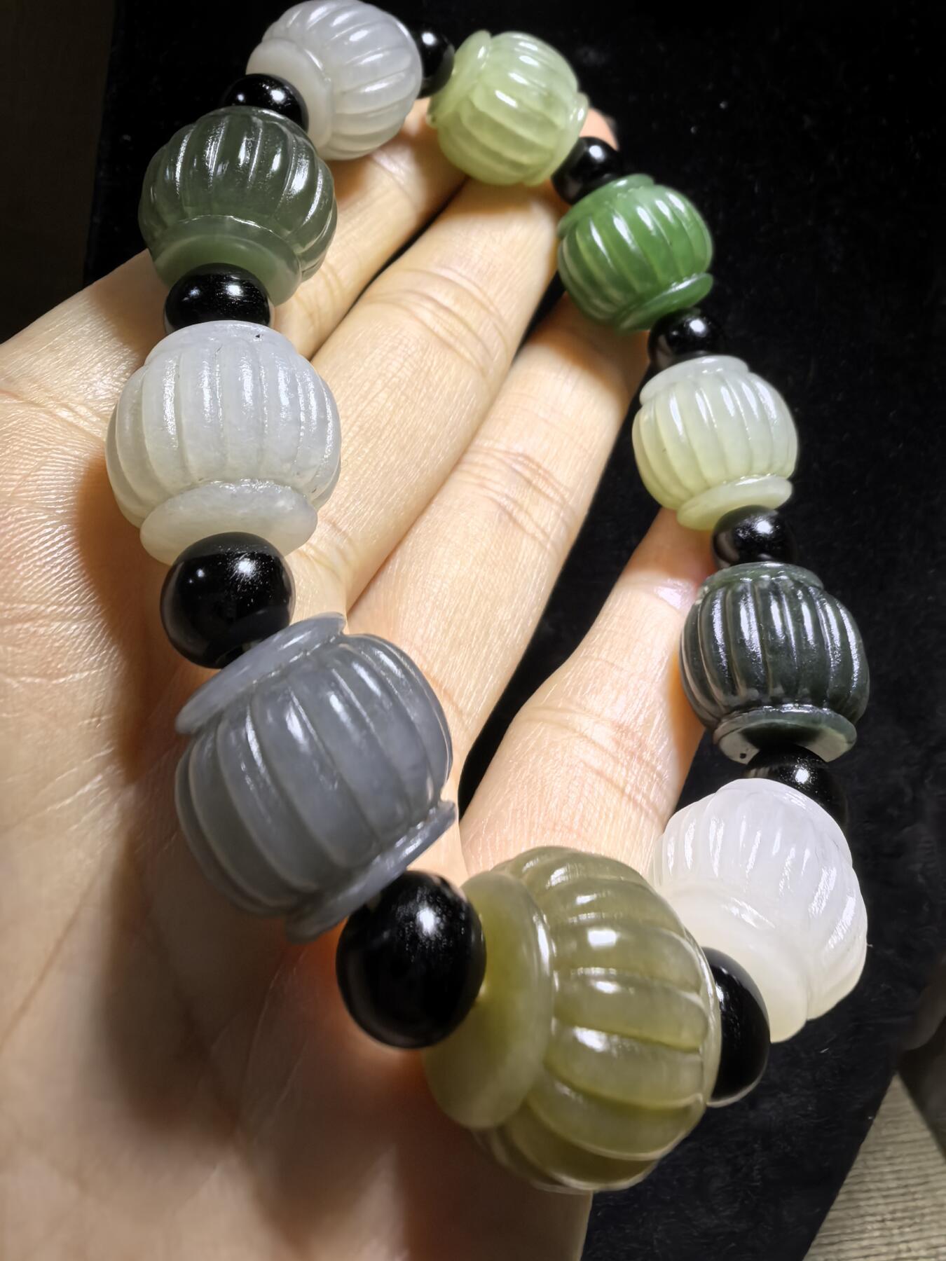 新疆和田玉多宝灯笼手串男款，精雕细刻寓意吉祥好运，材质纯天然为:碧玉、青玉、白玉、墨玉、鸭蛋青等！尺寸:1.5cm*1.6cm克重：65.3g