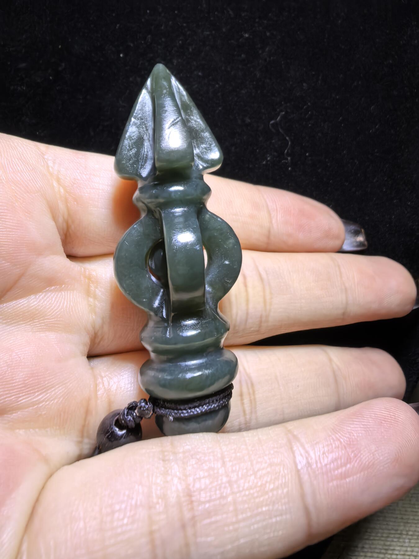 和田青玉降魔杵吊坠挂件项链男女款。玉质结构致密，温润细腻，脂粉足无杂无水线，纯手工(可见手工留刀痕)半镂空雕刻，内置转运珠可转动。尺寸：5.7cm*2.0cm克重：18.8g