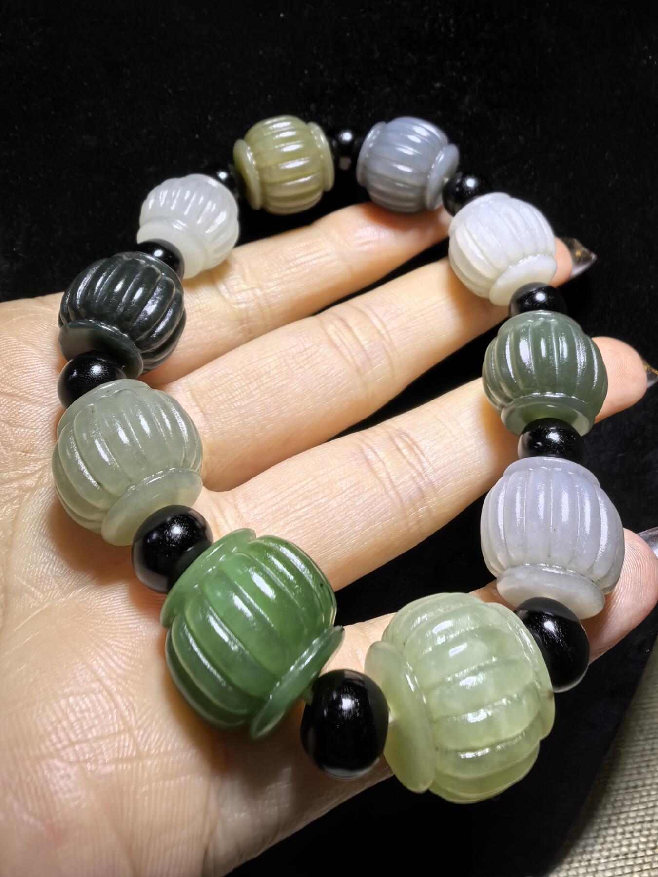 新疆和田玉多宝灯笼手串男款，精雕细刻寓意吉祥好运，材质纯天然为:碧玉、青玉、白玉、墨玉、鸭蛋青等！尺寸:1.5cm*1.6cm克重：65.3g