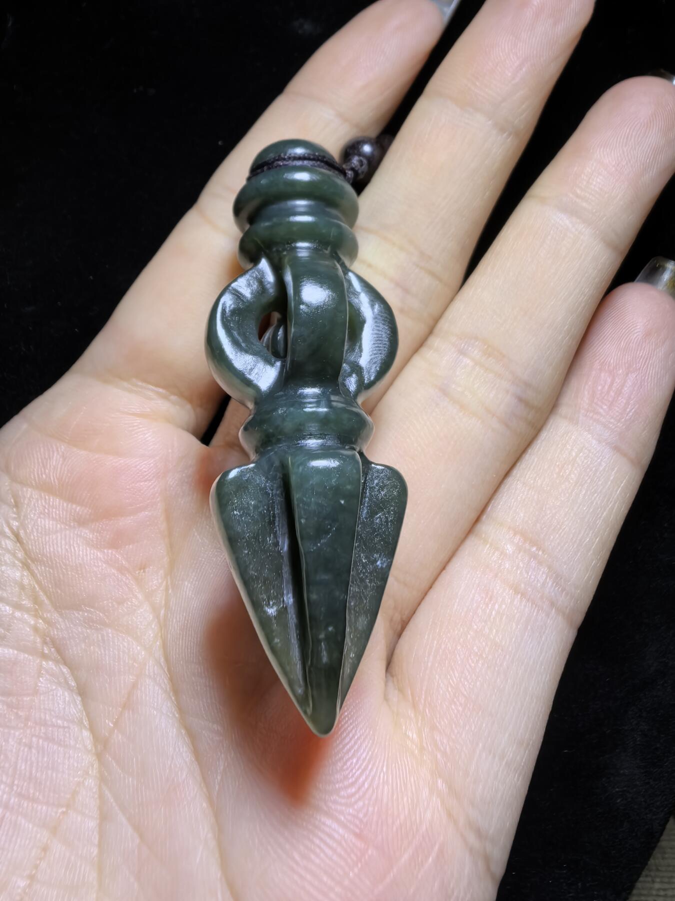 和田青玉降魔杵吊坠挂件项链男女款。玉质结构致密，温润细腻，脂粉足无杂无水线，纯手工(可见手工留刀痕)半镂空雕刻，内置转运珠可转动。尺寸：5.7cm*2.0cm克重：18.8g