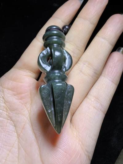 和田青玉降魔杵吊坠挂件项链男女款。玉质结构致密，温润细腻，脂粉足无杂无水线，纯手工(可见手工留刀痕)半镂空雕刻，内置转运珠可转动。尺寸：5.7cm*2.0cm克重：18.8g