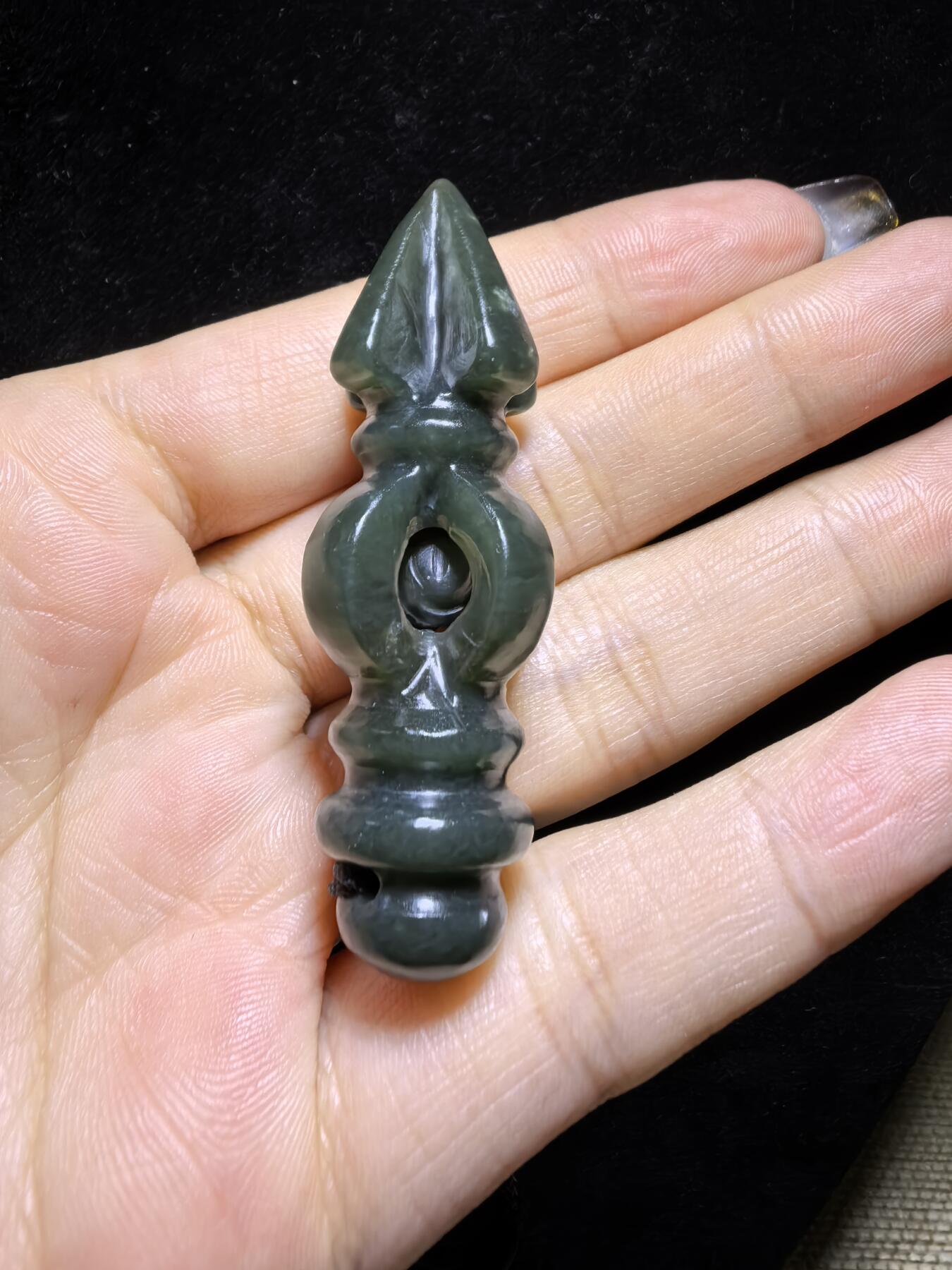 和田青玉降魔杵吊坠挂件项链男女款。玉质结构致密，温润细腻，脂粉足无杂无水线，纯手工(可见手工留刀痕)半镂空雕刻，内置转运珠可转动。尺寸：5.7cm*2.0cm克重：18.8g