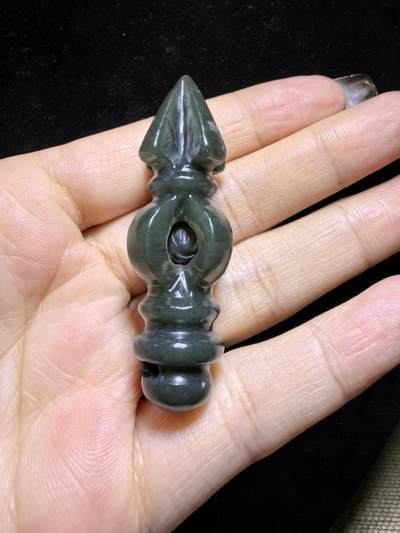 和田青玉降魔杵吊坠挂件项链男女款。玉质结构致密，温润细腻，脂粉足无杂无水线，纯手工(可见手工留刀痕)半镂空雕刻，内置转运珠可转动。尺寸：5.7cm*2.0cm克重：18.8g
