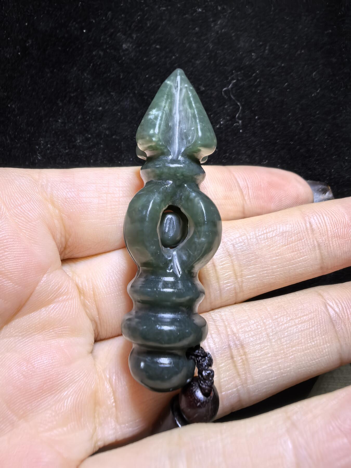 和田青玉降魔杵吊坠挂件项链男女款。玉质结构致密，温润细腻，脂粉足无杂无水线，纯手工(可见手工留刀痕)半镂空雕刻，内置转运珠可转动。尺寸：5.7cm*2.0cm克重：18.8g