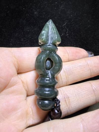 和田青玉降魔杵吊坠挂件项链男女款。玉质结构致密，温润细腻，脂粉足无杂无水线，纯手工(可见手工留刀痕)半镂空雕刻，内置转运珠可转动。尺寸：5.7cm*2.0cm克重：18.8g