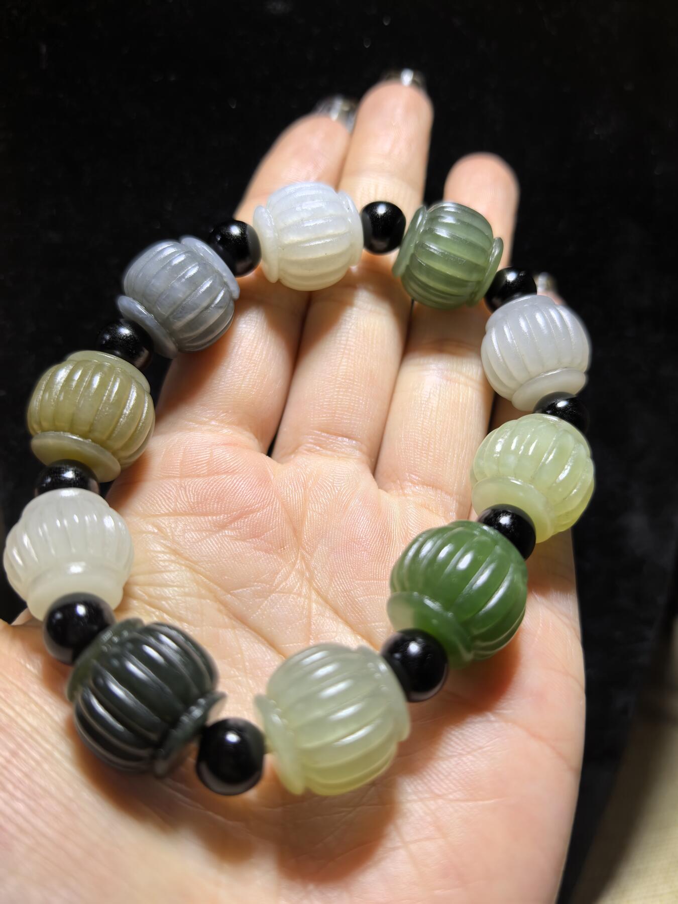 新疆和田玉多宝灯笼手串男款，精雕细刻寓意吉祥好运，材质纯天然为:碧玉、青玉、白玉、墨玉、鸭蛋青等！尺寸:1.5cm*1.6cm克重：65.3g