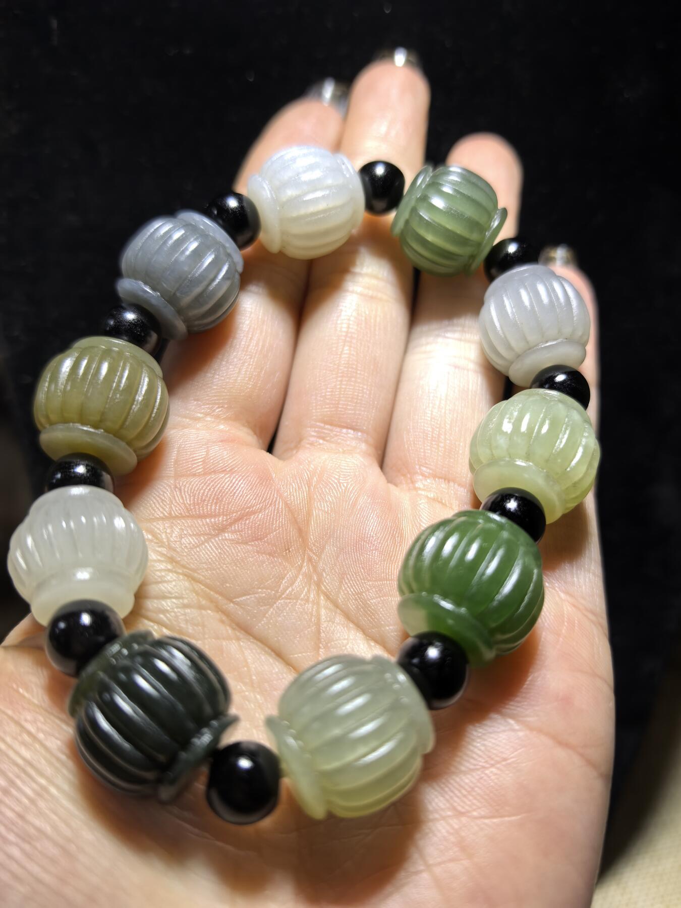 新疆和田玉多宝灯笼手串男款，精雕细刻寓意吉祥好运，材质纯天然为:碧玉、青玉、白玉、墨玉、鸭蛋青等！尺寸:1.5cm*1.6cm克重：65.3g