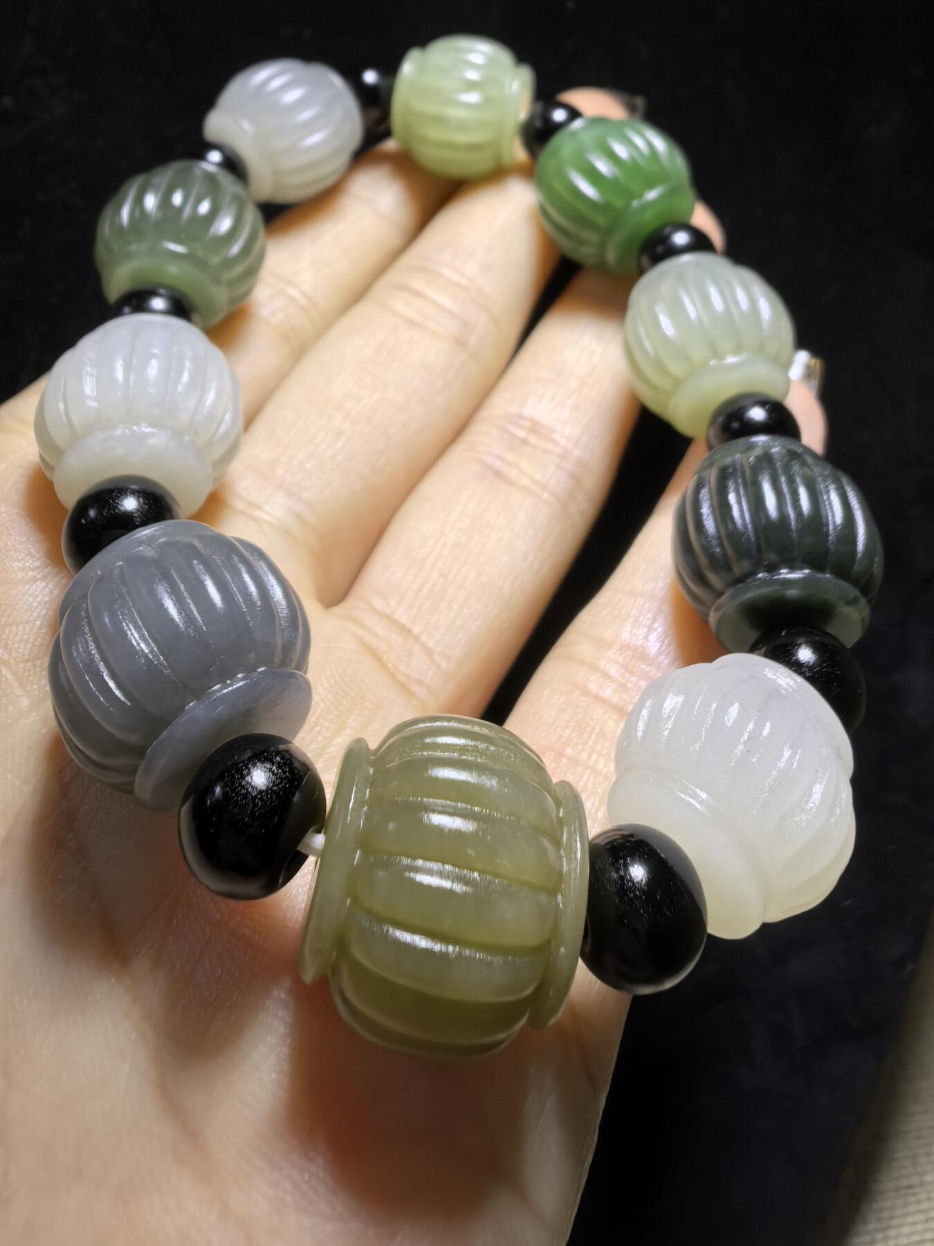 新疆和田玉多宝灯笼手串男款，精雕细刻寓意吉祥好运，材质纯天然为:碧玉、青玉、白玉、墨玉、鸭蛋青等！尺寸:1.5cm*1.6cm克重：65.3g