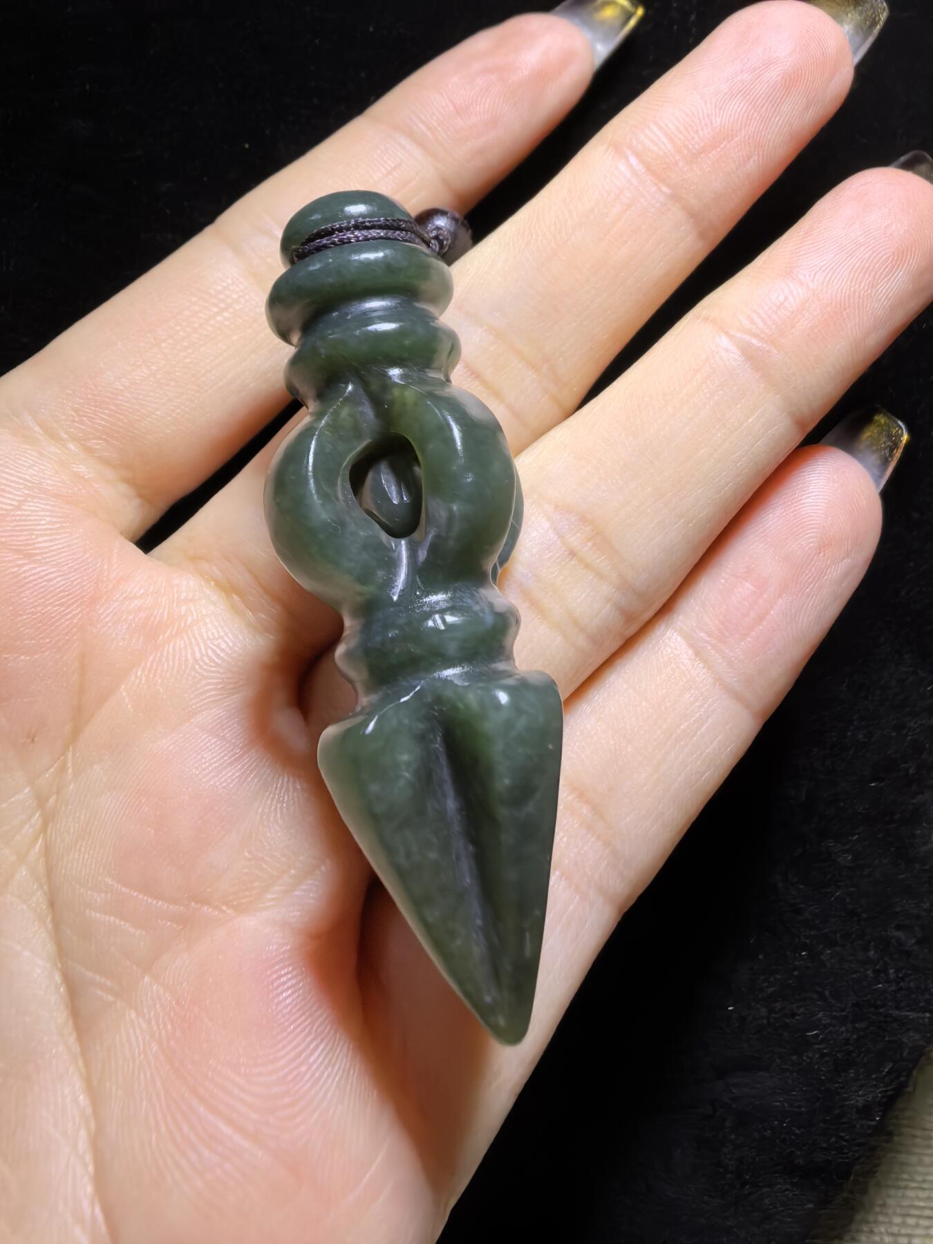 和田青玉降魔杵吊坠挂件项链男女款。玉质结构致密，温润细腻，脂粉足无杂无水线，纯手工(可见手工留刀痕)半镂空雕刻，内置转运珠可转动。尺寸：5.7cm*2.0cm克重：18.8g