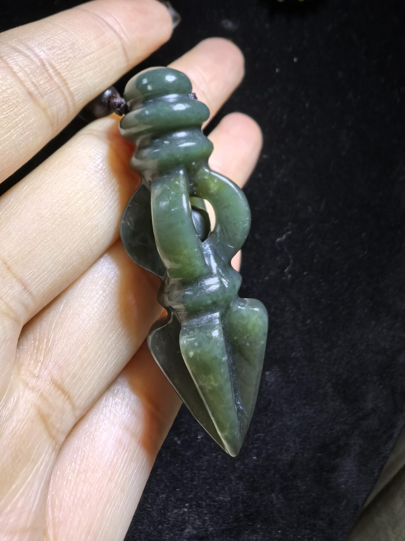 和田青玉降魔杵吊坠挂件项链男女款。玉质结构致密，温润细腻，脂粉足无杂无水线，纯手工(可见手工留刀痕)半镂空雕刻，内置转运珠可转动。尺寸：5.7cm*2.0cm克重：18.8g