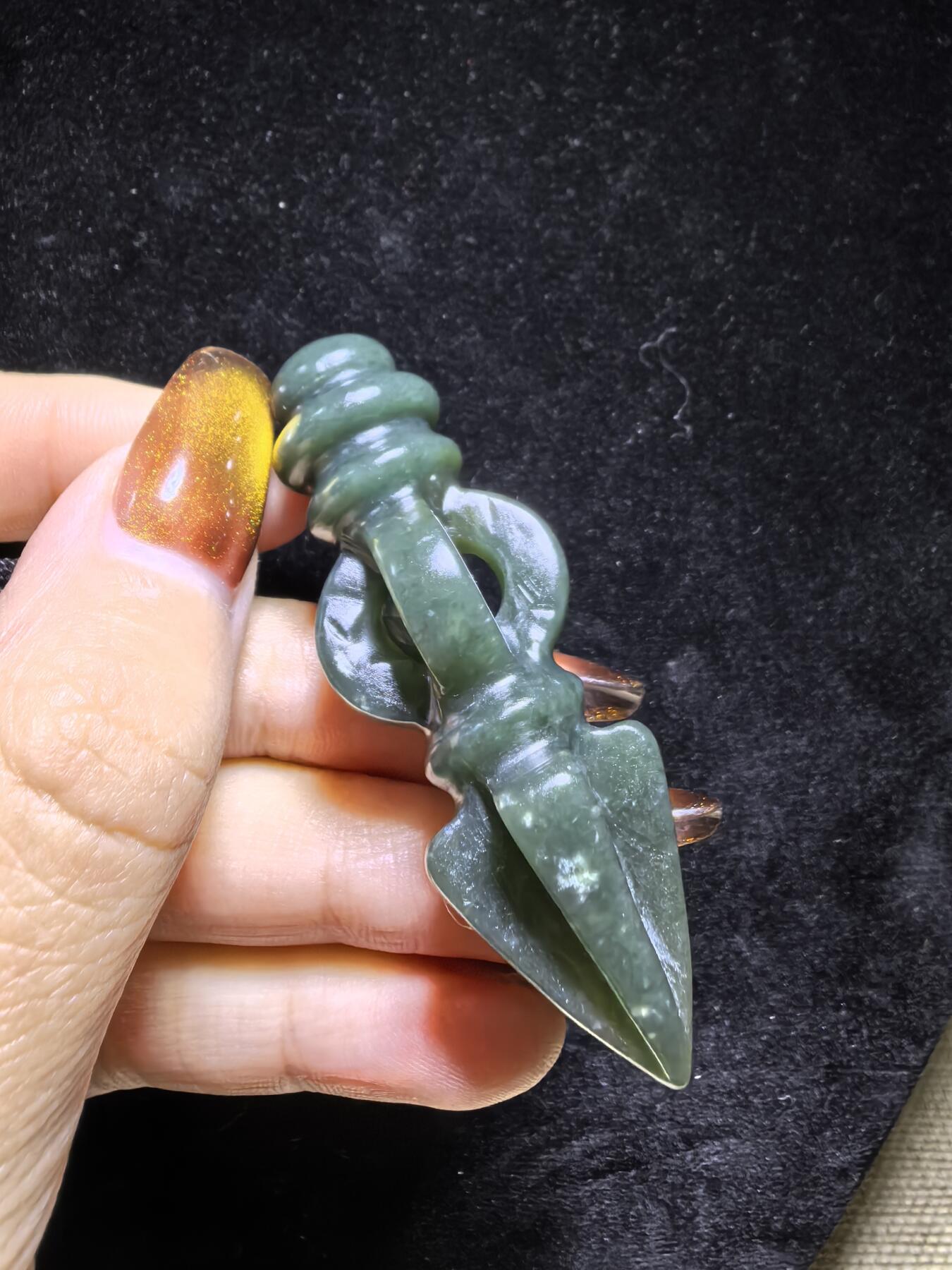 和田青玉降魔杵吊坠挂件项链男女款。玉质结构致密，温润细腻，脂粉足无杂无水线，纯手工(可见手工留刀痕)半镂空雕刻，内置转运珠可转动。尺寸：5.7cm*2.0cm克重：18.8g