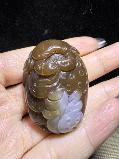 新疆和田且末糖料教科书级，八方来财，福气满满吊坠挂件项链男女款，玉质细腻，油润十足，俏色巧雕过渡自然。自带国检证书。尺寸：4.4cm*3.2cm*1.9cm克重：41.3g