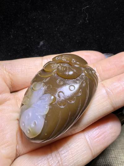 新疆和田且末糖料教科书级，八方来财，福气满满吊坠挂件项链男女款，玉质细腻，油润十足，俏色巧雕过渡自然。自带国检证书。尺寸：4.4cm*3.2cm*1.9cm克重：41.3g