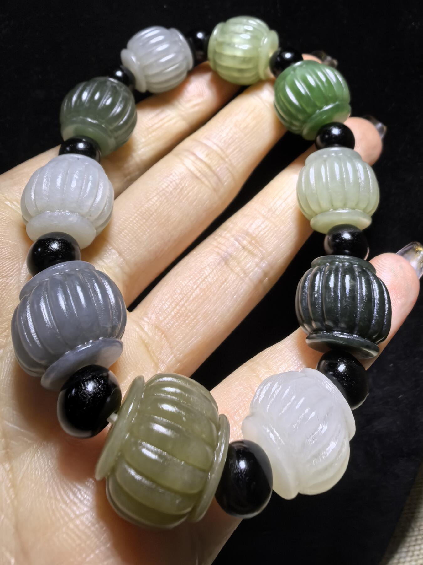 新疆和田玉多宝灯笼手串男款，精雕细刻寓意吉祥好运，材质纯天然为:碧玉、青玉、白玉、墨玉、鸭蛋青等！尺寸:1.5cm*1.6cm克重：65.3g