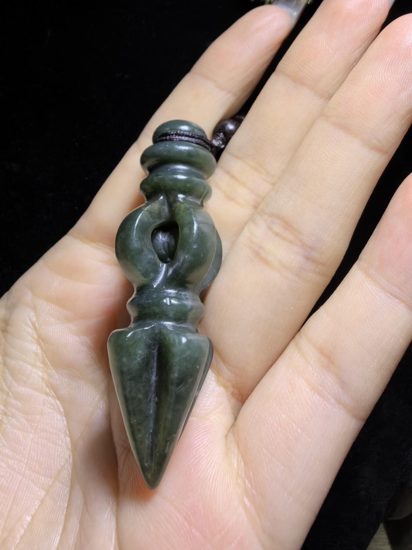 和田青玉降魔杵吊坠挂件项链男女款。玉质结构致密，温润细腻，脂粉足无杂无水线，纯手工(可见手工留刀痕)半镂空雕刻，内置转运珠可转动。尺寸：5.7cm*2.0cm克重：18.8g