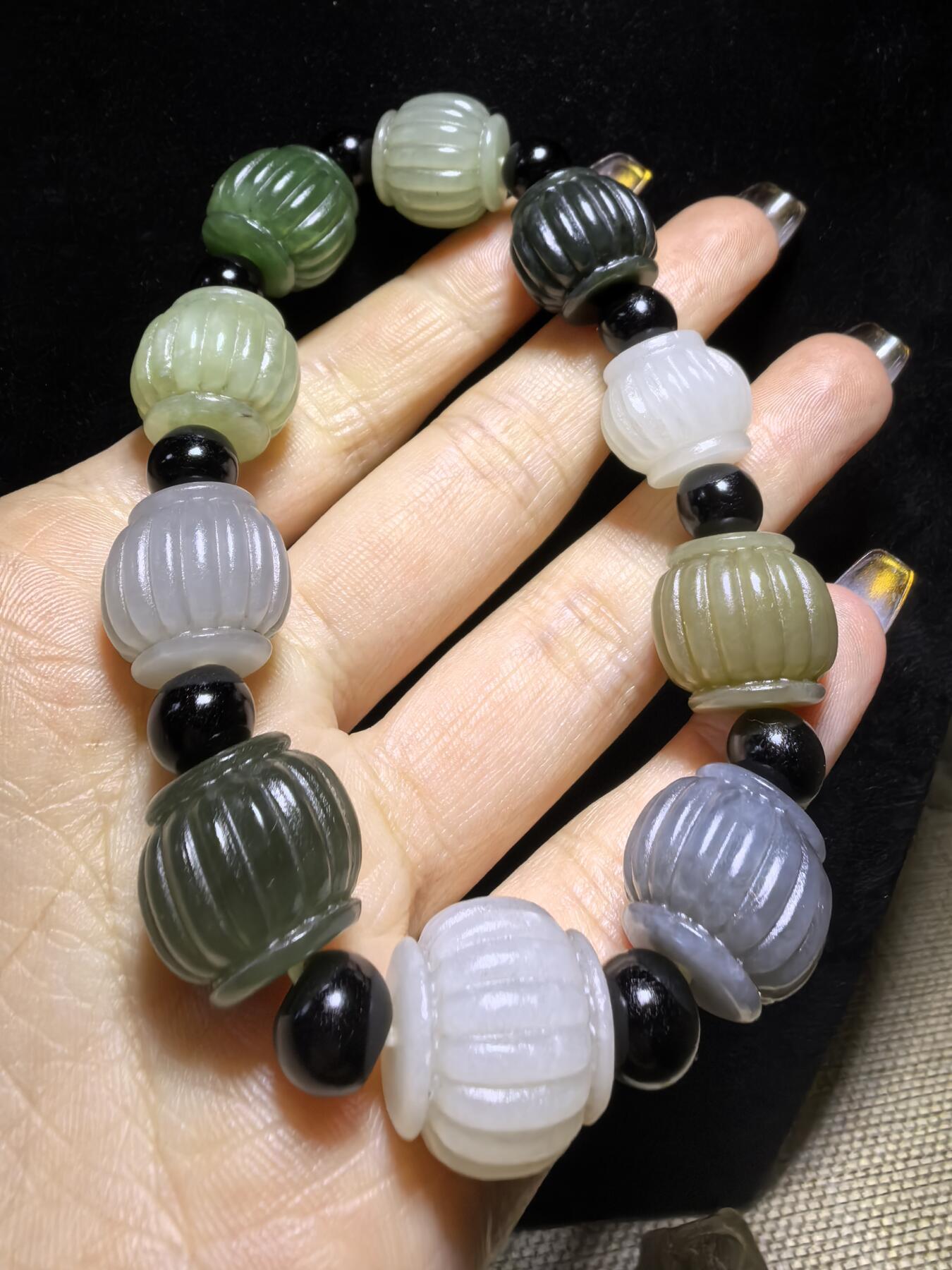 新疆和田玉多宝灯笼手串男款，精雕细刻寓意吉祥好运，材质纯天然为:碧玉、青玉、白玉、墨玉、鸭蛋青等！尺寸:1.5cm*1.6cm克重：65.3g