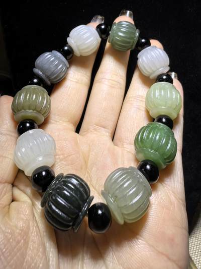 新疆和田玉多宝灯笼手串男款，精雕细刻寓意吉祥好运，材质纯天然为:碧玉、青玉、白玉、墨玉、鸭蛋青等！尺寸:1.5cm*1.6cm克重：65.3g