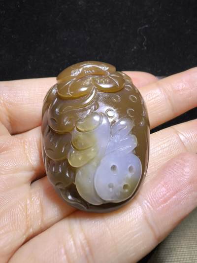 新疆和田且末糖料教科书级，八方来财，福气满满吊坠挂件项链男女款，玉质细腻，油润十足，俏色巧雕过渡自然。自带国检证书。尺寸：4.4cm*3.2cm*1.9cm克重：41.3g