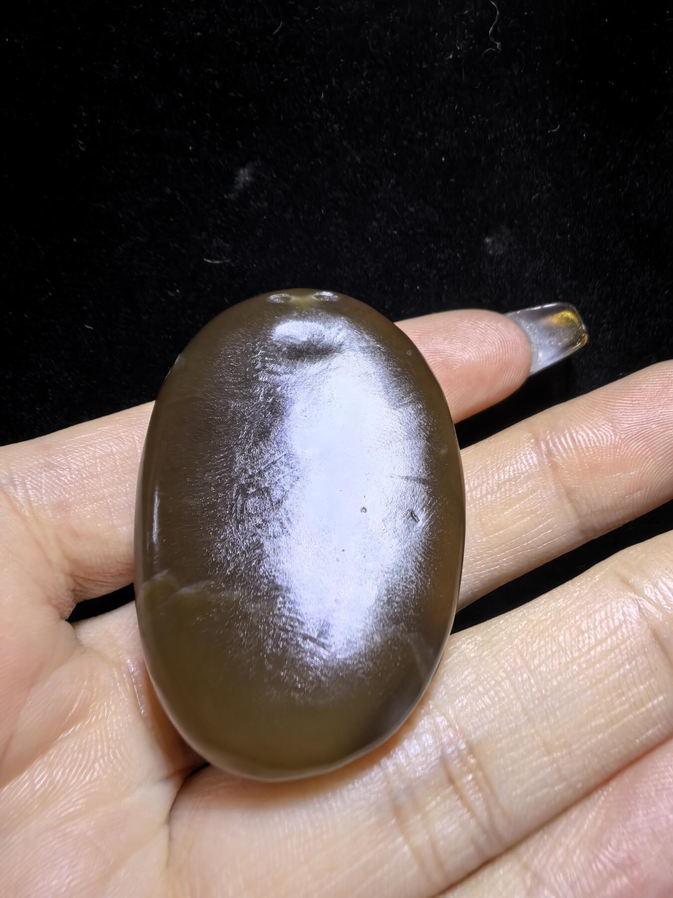 新疆和田且末糖料教科书级，八方来财，福气满满吊坠挂件项链男女款，玉质细腻，油润十足，俏色巧雕过渡自然。自带国检证书。尺寸：4.4cm*3.2cm*1.9cm克重：41.3g