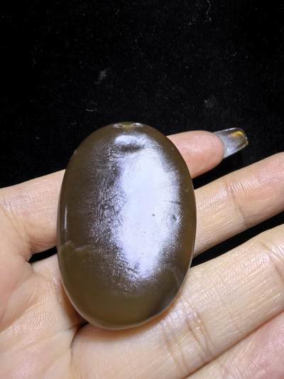 新疆和田且末糖料教科书级，八方来财，福气满满吊坠挂件项链男女款，玉质细腻，油润十足，俏色巧雕过渡自然。自带国检证书。尺寸：4.4cm*3.2cm*1.9cm克重：41.3g