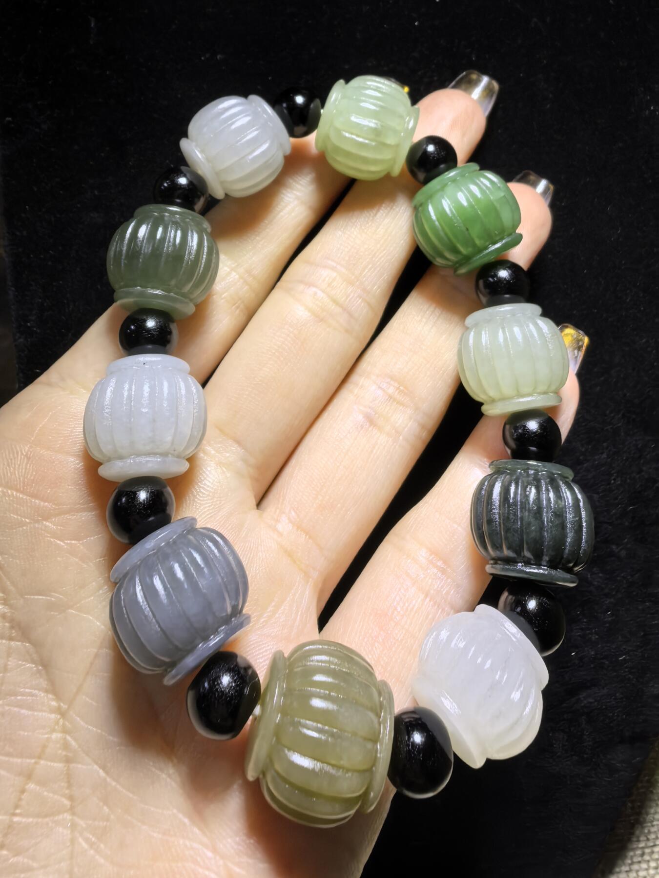 新疆和田玉多宝灯笼手串男款，精雕细刻寓意吉祥好运，材质纯天然为:碧玉、青玉、白玉、墨玉、鸭蛋青等！尺寸:1.5cm*1.6cm克重：65.3g