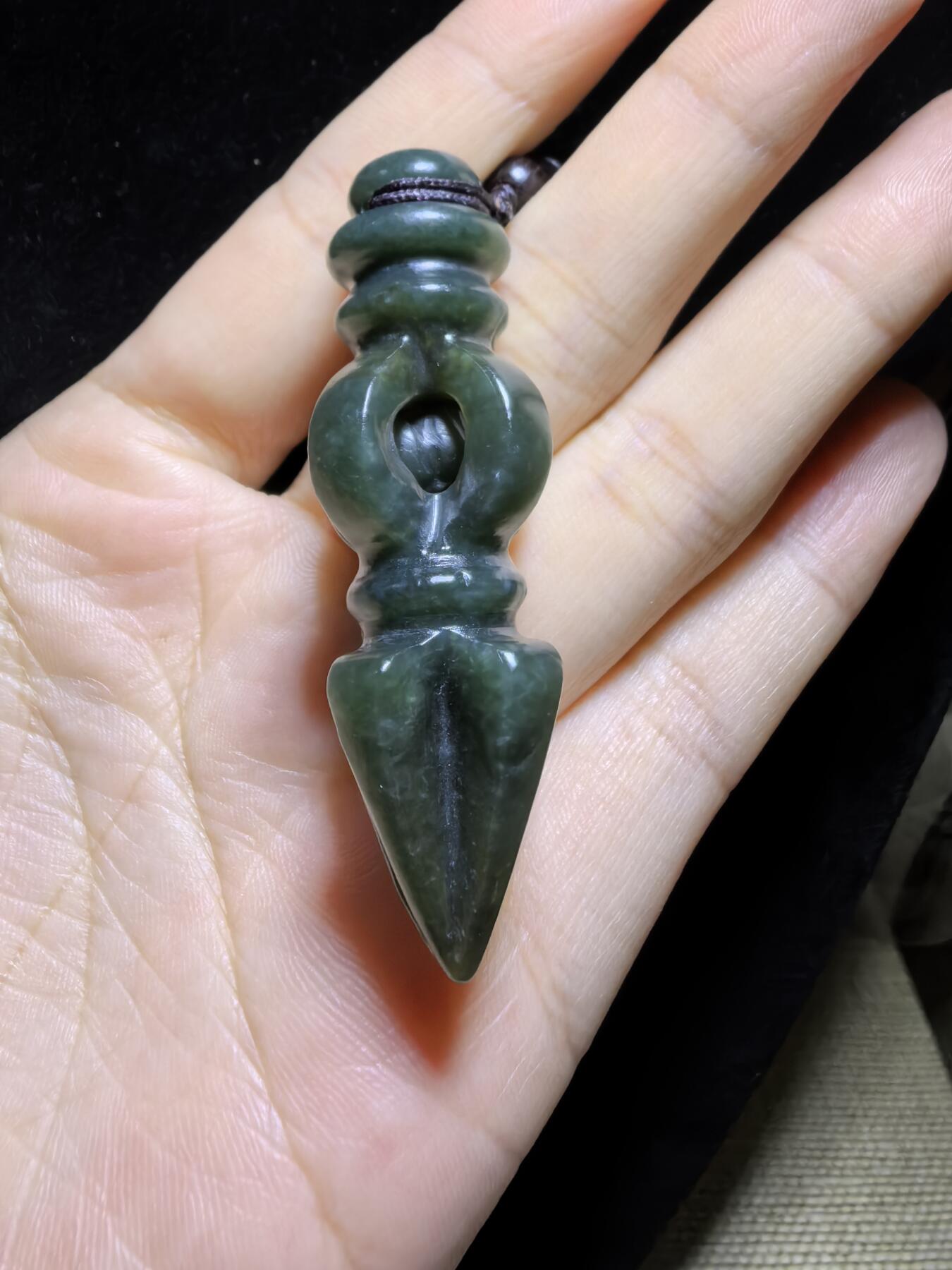 和田青玉降魔杵吊坠挂件项链男女款。玉质结构致密，温润细腻，脂粉足无杂无水线，纯手工(可见手工留刀痕)半镂空雕刻，内置转运珠可转动。尺寸：5.7cm*2.0cm克重：18.8g