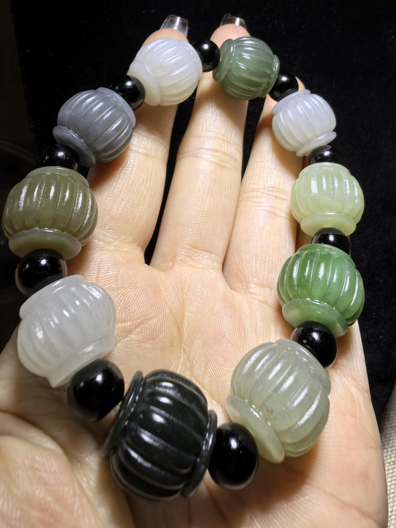 新疆和田玉多宝灯笼手串男款，精雕细刻寓意吉祥好运，材质纯天然为:碧玉、青玉、白玉、墨玉、鸭蛋青等！尺寸:1.5cm*1.6cm克重：65.3g