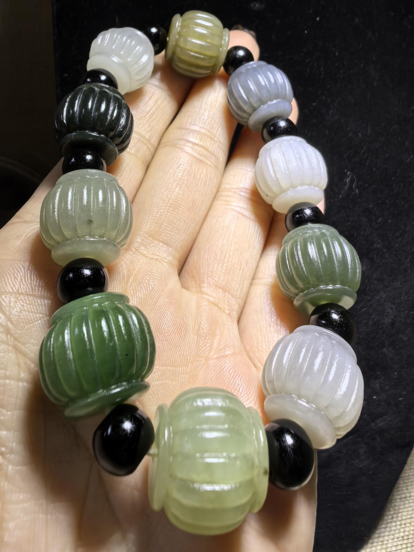 新疆和田玉多宝灯笼手串男款，精雕细刻寓意吉祥好运，材质纯天然为:碧玉、青玉、白玉、墨玉、鸭蛋青等！尺寸:1.5cm*1.6cm克重：65.3g