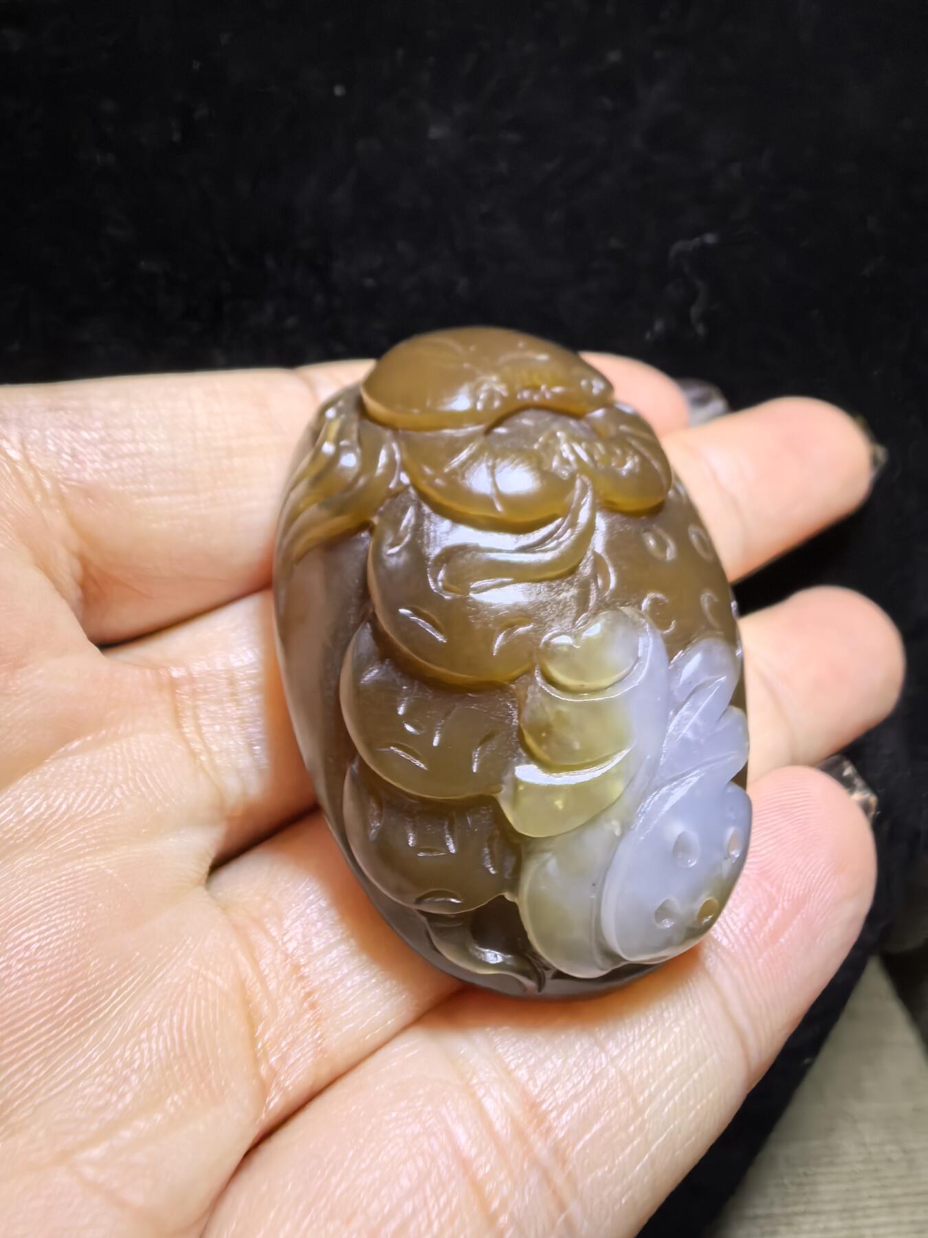 新疆和田且末糖料教科书级，八方来财，福气满满吊坠挂件项链男女款，玉质细腻，油润十足，俏色巧雕过渡自然。自带国检证书。尺寸：4.4cm*3.2cm*1.9cm克重：41.3g