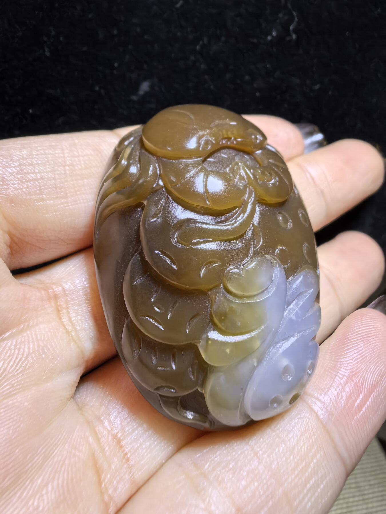 新疆和田且末糖料教科书级，八方来财，福气满满吊坠挂件项链男女款，玉质细腻，油润十足，俏色巧雕过渡自然。自带国检证书。尺寸：4.4cm*3.2cm*1.9cm克重：41.3g