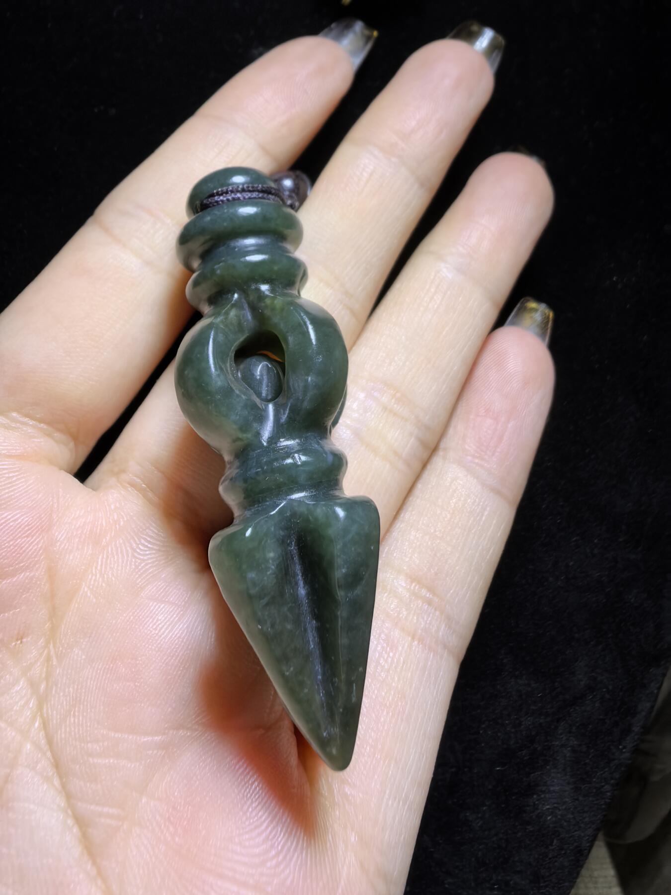 和田青玉降魔杵吊坠挂件项链男女款。玉质结构致密，温润细腻，脂粉足无杂无水线，纯手工(可见手工留刀痕)半镂空雕刻，内置转运珠可转动。尺寸：5.7cm*2.0cm克重：18.8g